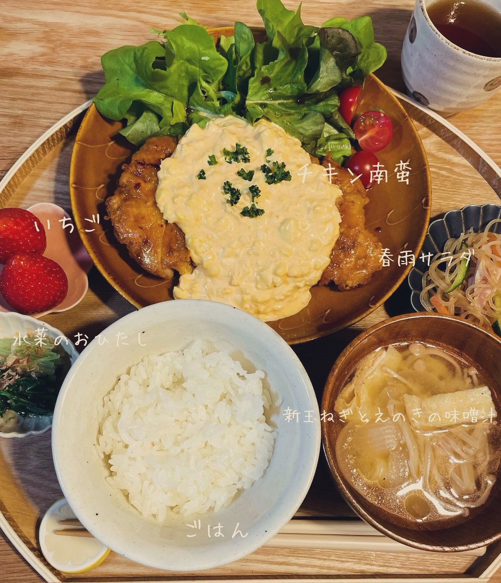 こんばんは🌛
今日の晩ごはんはチキン南蛮でした🥚

お皿が茶色だったので、お肉と同化している感じに😂🤎

今日もお疲れ様でした🍻

#おうちごはん #晩ごはん 
#チキン南蛮 #やっと水曜日