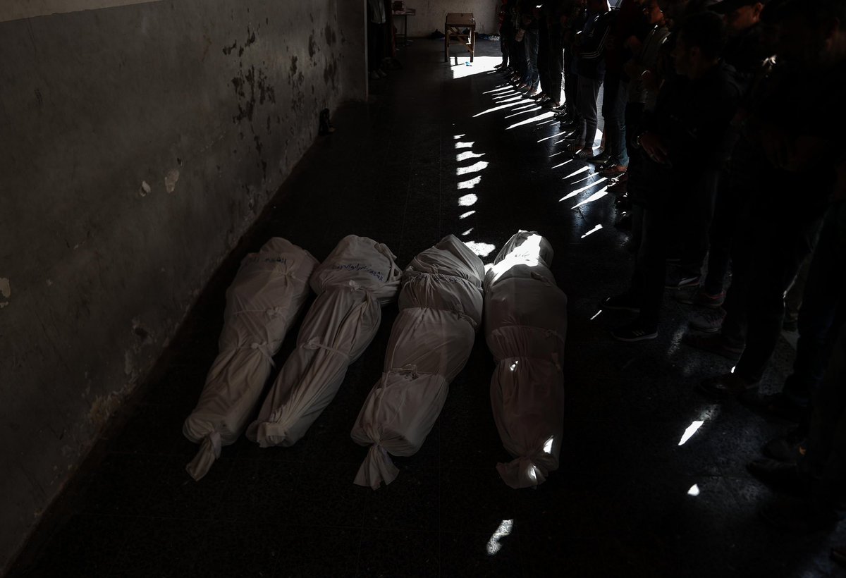 JackVardan's tweet photo. Ketika satu bom meledak di tanah Eropa, seluruh dunia membantu. Sedangkan di Palestina yang setiap hari kejatuhan bom, seluruh dunia seolah-olah tuli dan buta.

Gaza, april 2025 https://t.co/04AfkkbA1u