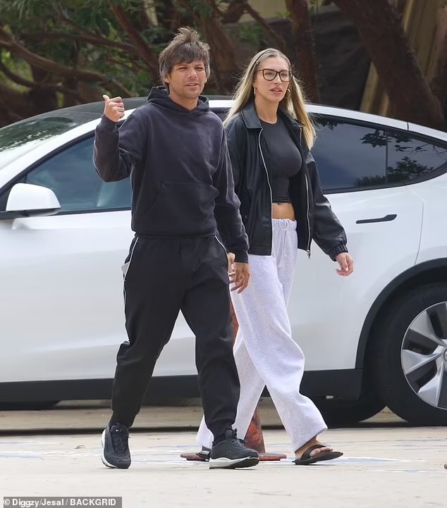 LouiesMedia's tweet photo. 📸 | Louis and Zara McDermott in Malibu recently.

© DailyMail https://t.co/smZxqi4szp