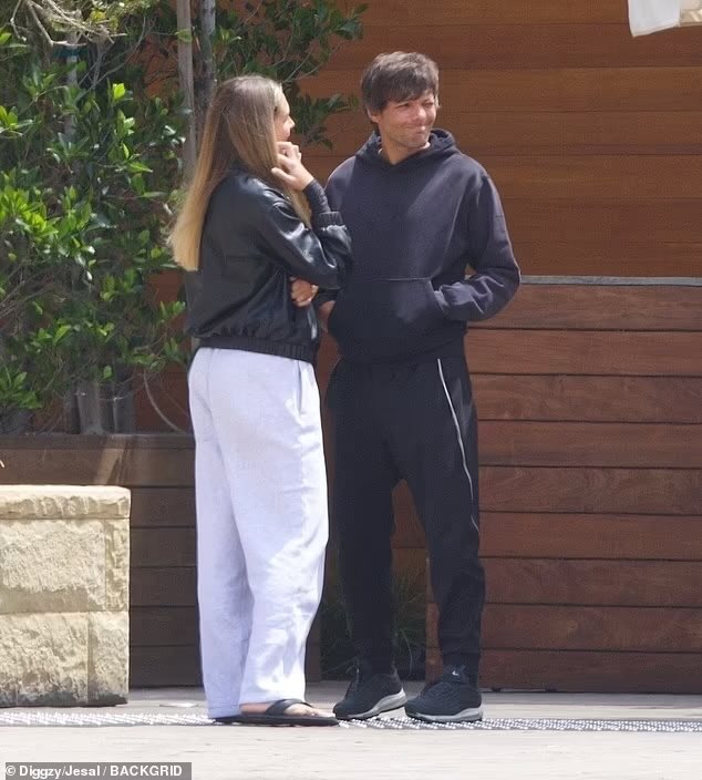 LouiesMedia's tweet photo. 📸 | More of Louis and Zara McDermott in Malibu recently.

© DailyMail https://t.co/P5zJTEHOVk