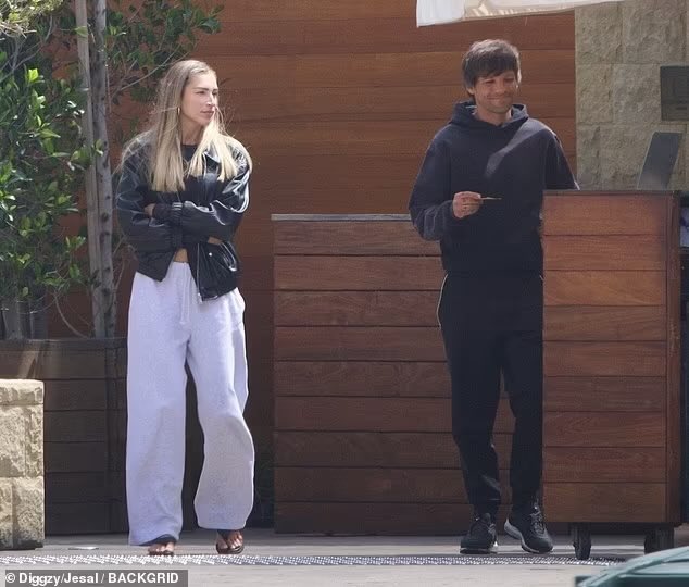 LouiesMedia's tweet photo. 📸 | More of Louis and Zara McDermott in Malibu recently.

© DailyMail https://t.co/P5zJTEHOVk