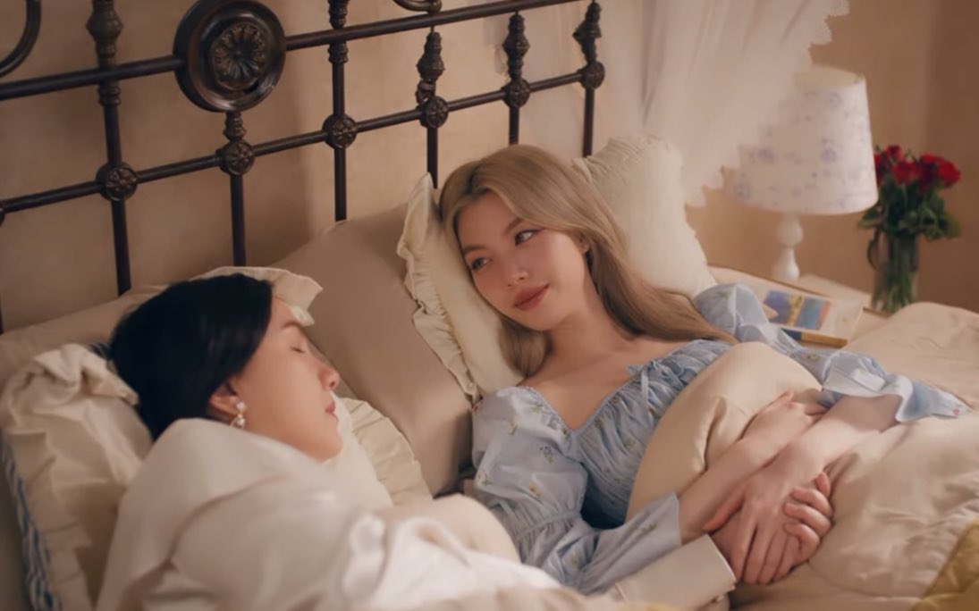 blueorms's tweet photo. the ending scene of orm and mae koy im crying 😭😭😭😭😭😭

ORMKORN MV FOREVER 
#เพลงจนนิรันดร์ https://t.co/xGJR3YbyMh
