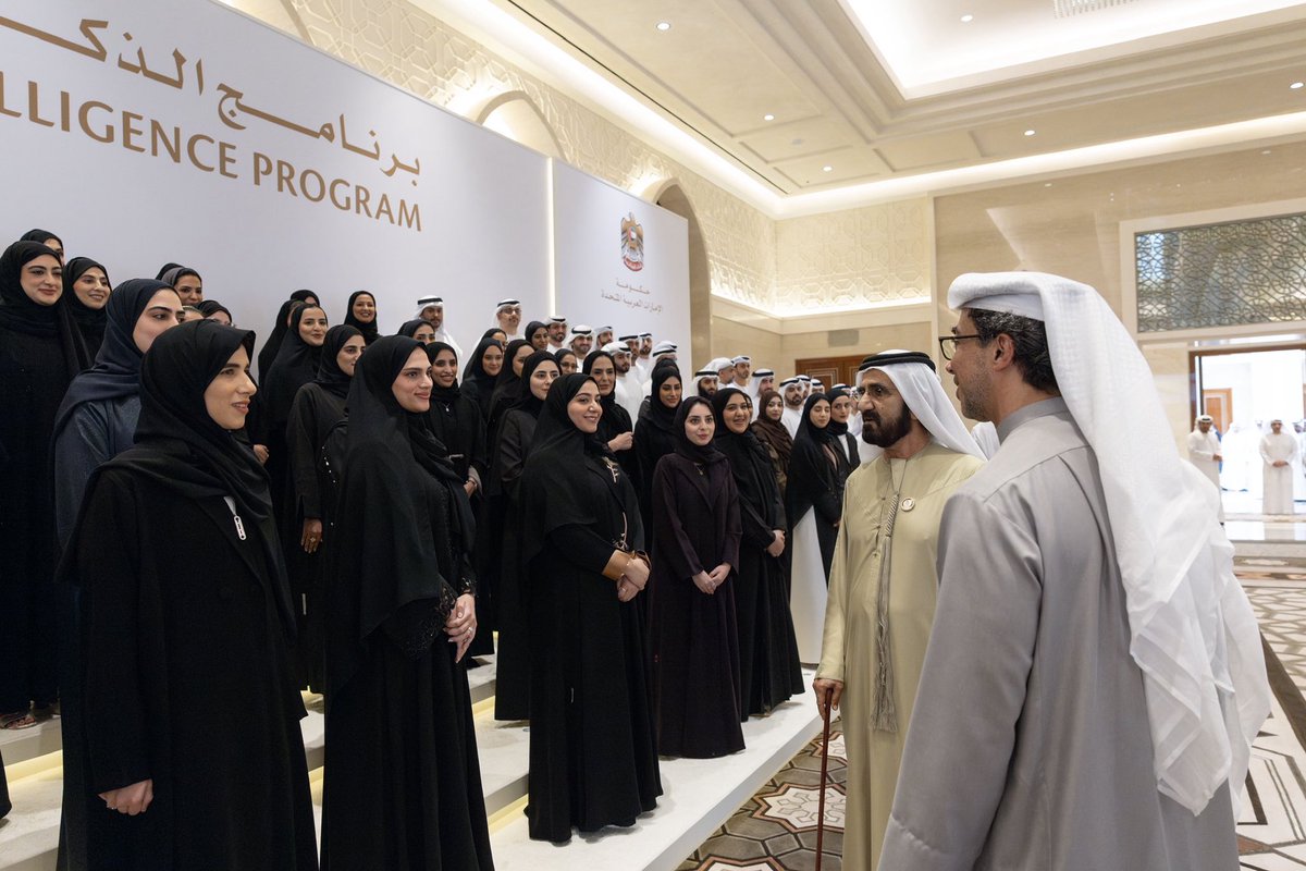 محمد بن راشد، بحضور منصور بن زايد، سيف بن زايد، وعبدالله بن زايد، يُكرم أكثر من 100 خريج وخريجة من برنامج الذكاء الاصطناعي الاتحادي. يُمثل البرنامج مبادرة هادفة لتعزيز توجهات حكومة دولة الإمارات ورؤاها الاستراتيجية لبناء مستقبل يرتقي بريادة الدولة في المشهد التكنولوجي العالمي.