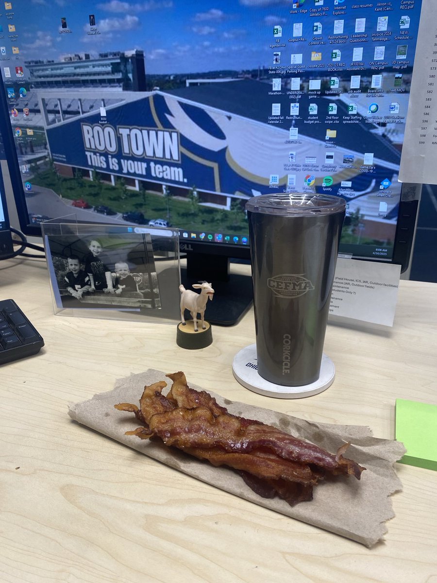 AllanHoon's tweet photo. What a great way to start the day for the ⁦@AkronZips⁩ when your staff surprises you with a healthy snack! #Aramark https://t.co/UTxz0p8gU7