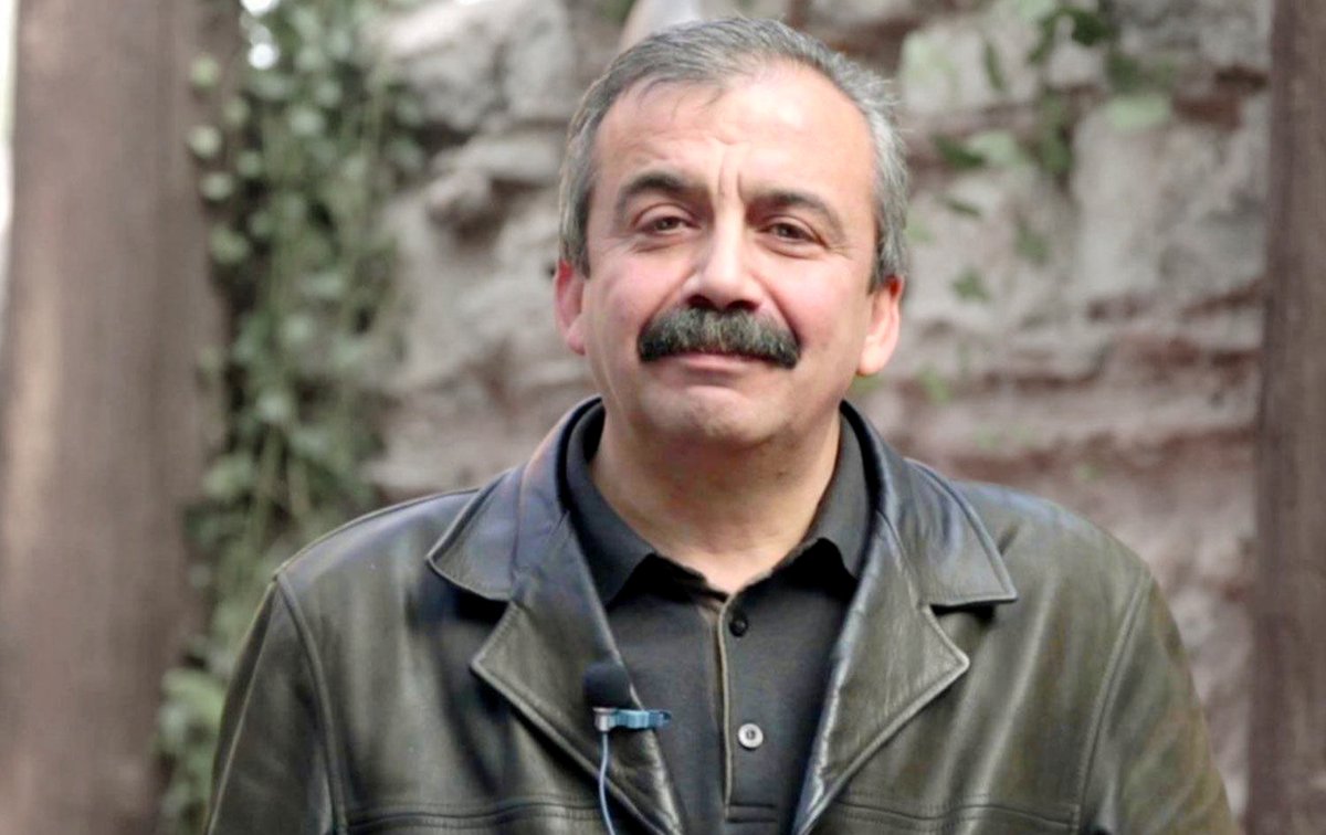 Hem siyaset hem de sanat hayatında her zaman barış ve demokrasi için çaba harcayan TBMM Başkanvekili ve DEM Parti İstanbul Milletvekili Sırrı Süreyya Önder’e geçmiş olsun dileklerimizi iletiyor, bir an önce sağlığına kavuşmasını temenni ediyoruz.