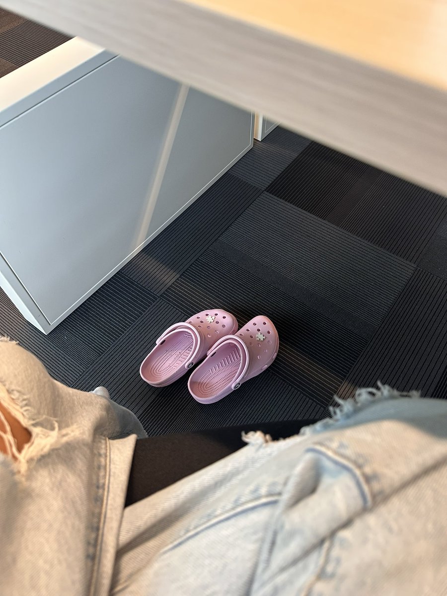 Ik kom gewoon met mn crocs naar kantoor, moet kunnen.