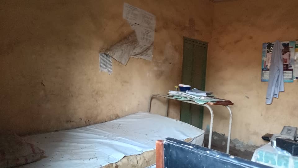 monitng's tweet photo. SHOCKING!!!

Dear Gov @NasiridrisKG 

Our team recently visited Bakinturu Health Post in Sakace Ward, Shanga Local Government Area of Kebbi State. We saw a place that should serve as a safe space for healing has become a symbol of neglect and abandonment. 

The walls are cracked and crumbling, the roof leaks during the rains, and in the dry season, patients suffer in unbearable heat due to poor ventilation.

Despite being the only healthcare centre available to thousands of residents across several nearby communities, this facility lacks even the most essential. There are no beds for patients to lie on, no electricity to power simple medical devices, no perimeter fence to provide safety, and no sufficient drugs or medical personnel to handle emergencies or routine care.

The situation is so dire that, according to a resident, snakes and other reptiles frequently crawl into the wards. In some instances, humans and animals have found themselves sharing the same unsafe space. 

Because of the region's insecurity, some communities no longer have access to the center, putting already vulnerable populations at even greater risk.

What’s most troubling is that this is happening despite years of government promises and several donor-funded health interventions. Partners such as USAID, eHealth Africa, the Bill and Melinda Gates Foundation, the Aliko Dangote Foundation, the Sultan Foundation for Peace and Development, and MAP International have all supported healthcare improvements in Kebbi. Yet, Bakinturu Health Post remains untouched.

The former state government committed to revitalising primary healthcare across all political wards in the state. The current administration has spoken about prioritising health and even plans to increase health sector investments. But words are not enough. We need visible, measurable change in the lives of people in rural communities. The residents of Sakace and surrounding villages deserve dignity, safety, and access to proper healthcare.

We are calling on the @KBStGovt  to act urgently. Renovate Bakinturu Health Post and equip it with beds, electricity, drugs, trained staff, and a secure environment. 

Healthcare should not be a privilege reserved for city centres, it is a basic right. Let the promises made during campaigns translate into real impact in the places that need it most. centre