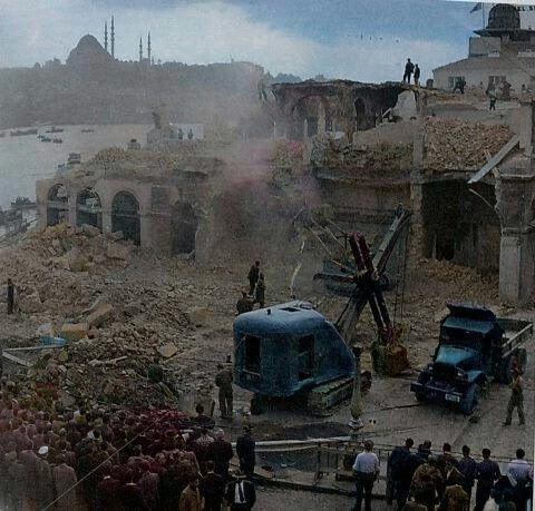 Osmanlı'dan kalan eserleri yıkarak şehre medeniyet getirme sevdamızın sembol resmi!

Karaköy Mehmet Ali Paşa Hanı, #Menderesyıkımları kapsamında ortadan kaldırılıyor, sene 1957.

#kaybolantarihinpeşinde