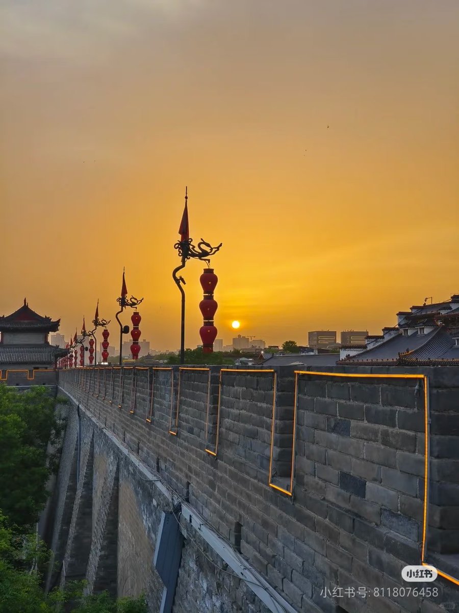 TechY6582's tweet image. The Xi’an City Wall is one of the oldest and best-preserved ancient city walls in China, as well as one of the largest military defensive systems in the world. Originally built during the Ming Dynasty (1370 AD).
