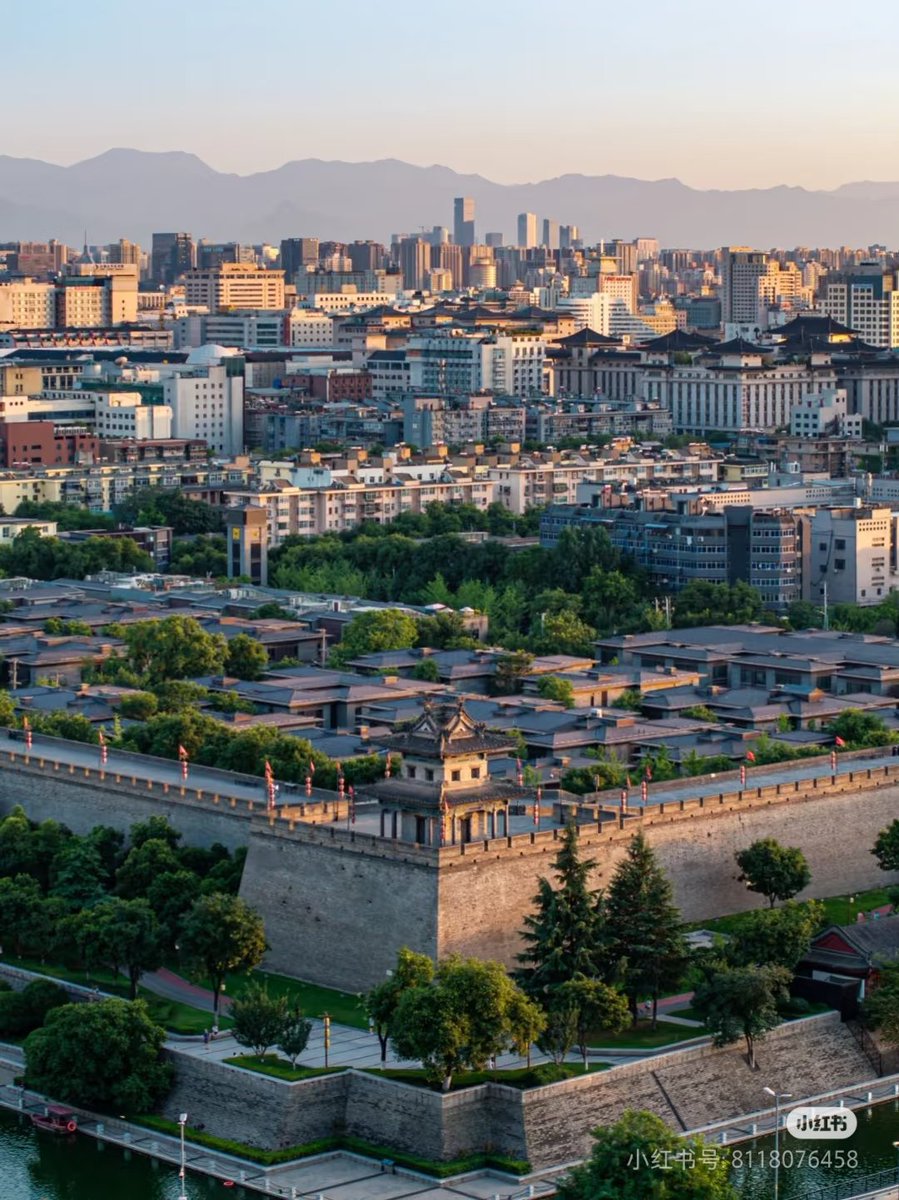 TechY6582's tweet image. The Xi’an City Wall is one of the oldest and best-preserved ancient city walls in China, as well as one of the largest military defensive systems in the world. Originally built during the Ming Dynasty (1370 AD).