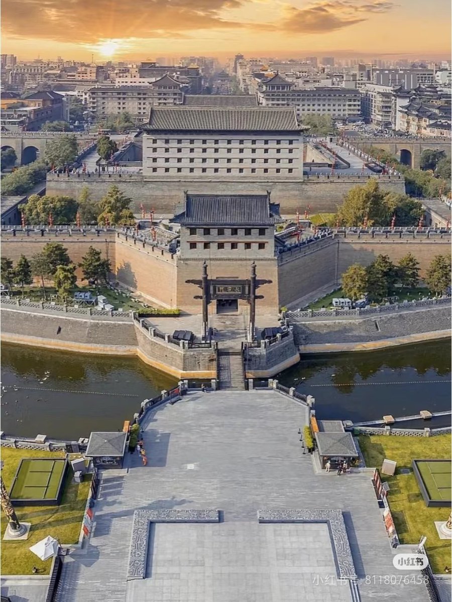 TechY6582's tweet image. The Xi’an City Wall is one of the oldest and best-preserved ancient city walls in China, as well as one of the largest military defensive systems in the world. Originally built during the Ming Dynasty (1370 AD).