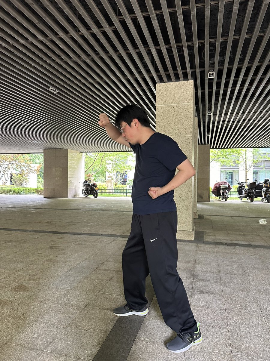 krzycube's tweet photo. 今天在写字楼底下指导压力山大的创业者入门空手道，看起来对缓解焦虑的神经很有用。我是不是应该考虑为老板们推出一个上门教武术的课程？ https://t.co/cg0qJziH1y
