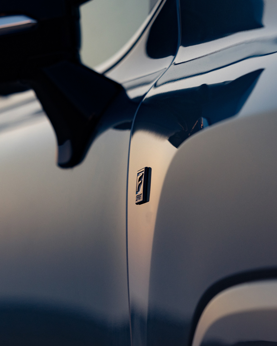 مستوحاة من تراثنا، مدعومة بالابتكار. لكزس إل إكس 700 هايبرد: خيار للفخامة المستدامة، مصممة لرحلات صحراوية لا تُنسى.

Driven by our heritage, powered by innovation. The LX700h: A choice for sustainable luxury, built for unforgettable desert journeys.