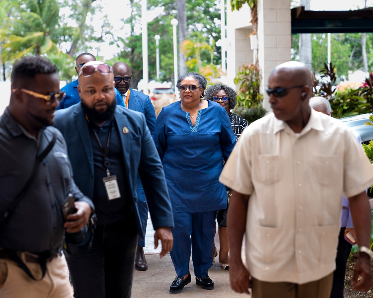 Shaping climate finance where it matters!

An honor to capture this powerful moment with FRLD Board Members and  the prime minister of Barbados herself.

Location : Bridgetown-Barbados
Image: Thierry Ahimana