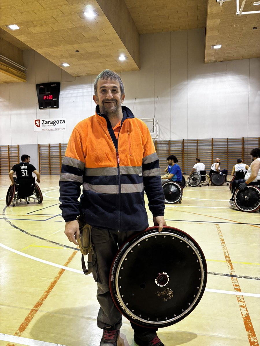 Contigo todo es más fácil. #voluntarios #rugbysrszaragoza
Te queremos Javi!! Amigo y estupendo auxiliar 👏👏