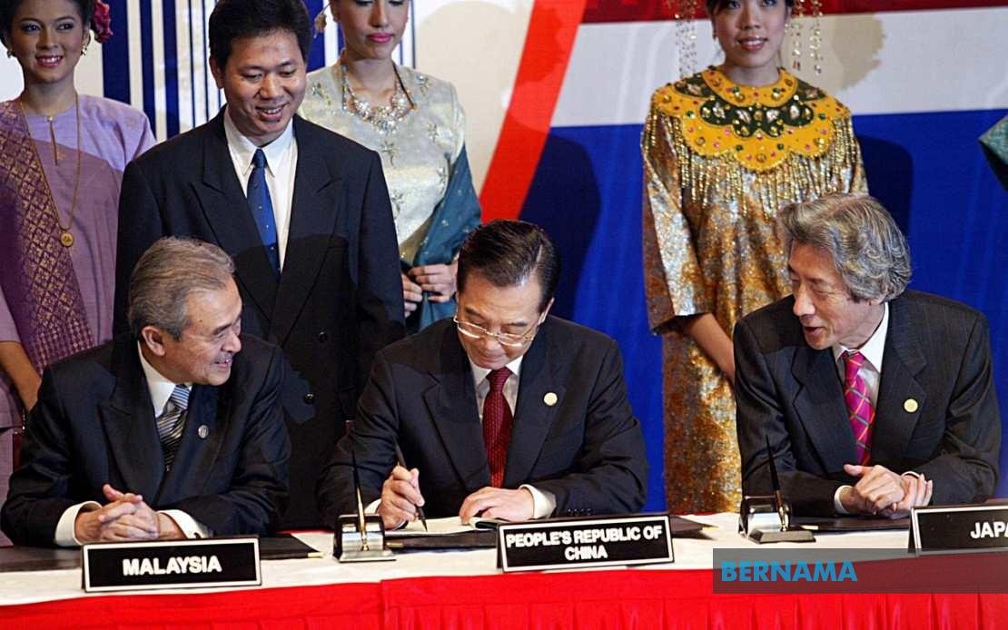 BernamaTV's tweet photo. Pak Lah ‘mended’ China-Japan ties with a pen 20 years ago
https://t.co/tMS8HEpfzr
#digitalbernamatv
#TunAbdullah https://t.co/95kVoclEkK