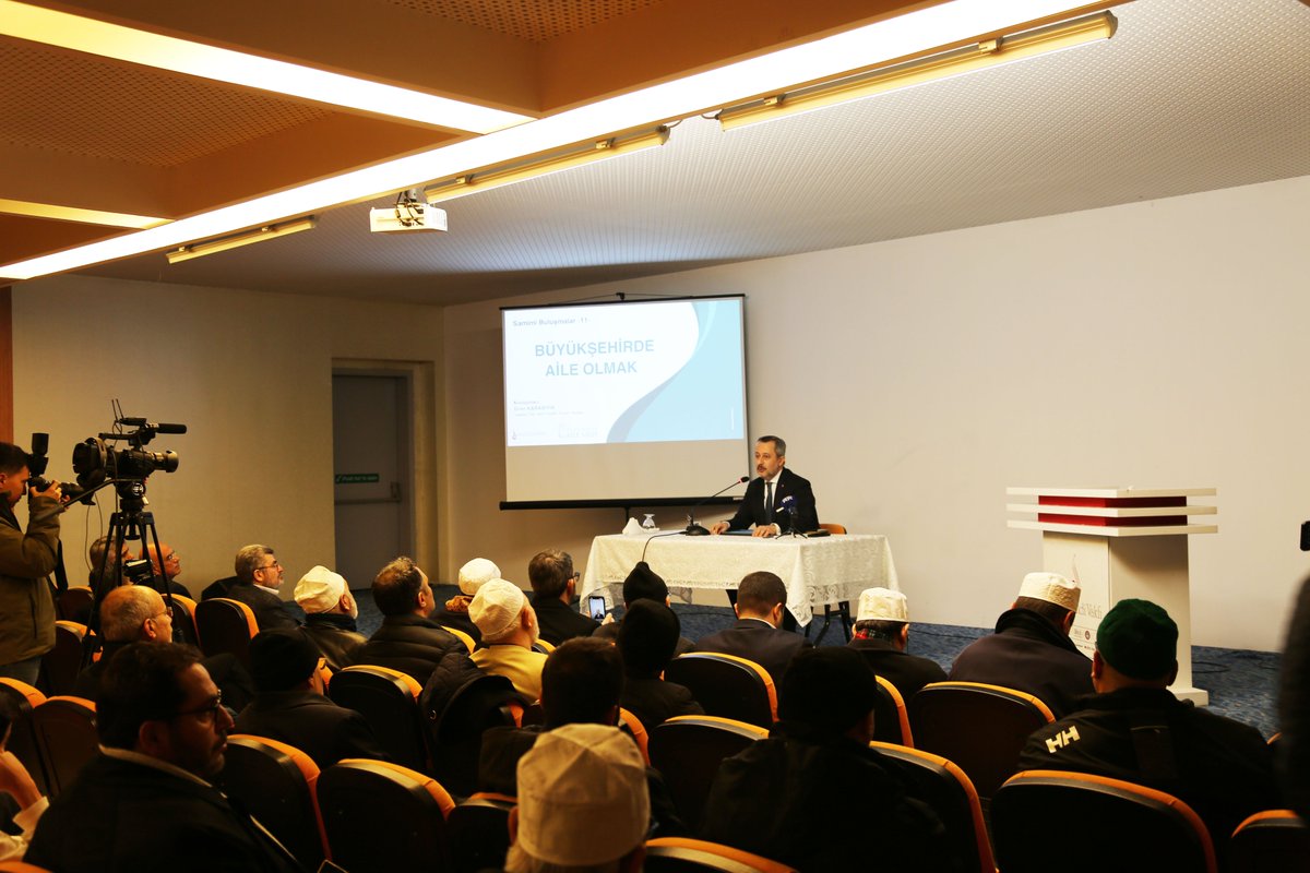 samiefendivakfi's tweet photo. Vakfımızda "Büyükşehirde Aile Olmak Konferansı" düzenlendi.

İstanbul Aile Vakfı Yönetim Kurulu Başkanı Üner Karabıyık, konferansta yaptığı konuşmada, aile yapısının büyükşehirlerde nasıl etkilendiği, evlilik ve boşanma oranları ile toplumsal değerler ele alındı. https://t.co/MibNrUPOMP