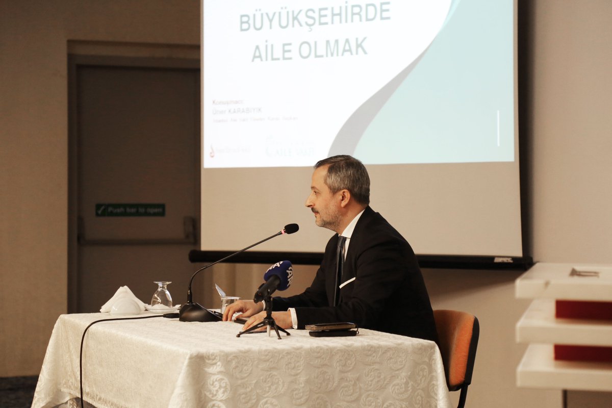 samiefendivakfi's tweet photo. Vakfımızda "Büyükşehirde Aile Olmak Konferansı" düzenlendi.

İstanbul Aile Vakfı Yönetim Kurulu Başkanı Üner Karabıyık, konferansta yaptığı konuşmada, aile yapısının büyükşehirlerde nasıl etkilendiği, evlilik ve boşanma oranları ile toplumsal değerler ele alındı. https://t.co/MibNrUPOMP