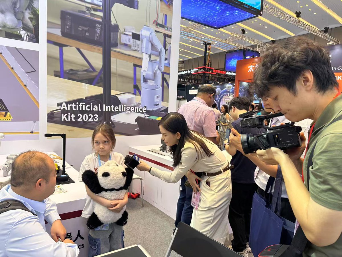 meta_Robotics's tweet photo. Looks like all the cameras are focusing on #metaAnimal! ๐ธโจ
The #CantonFair is still going strongโcome and give us a pat! ๐พ
๐ Booth B09-12
๐
April 15โ29
Experience the warmth and intelligence of your favorite robotic #companions!
#metaCat #metaDog #metaPanda #AI #Robotics https://t.co/m8mBGitytl