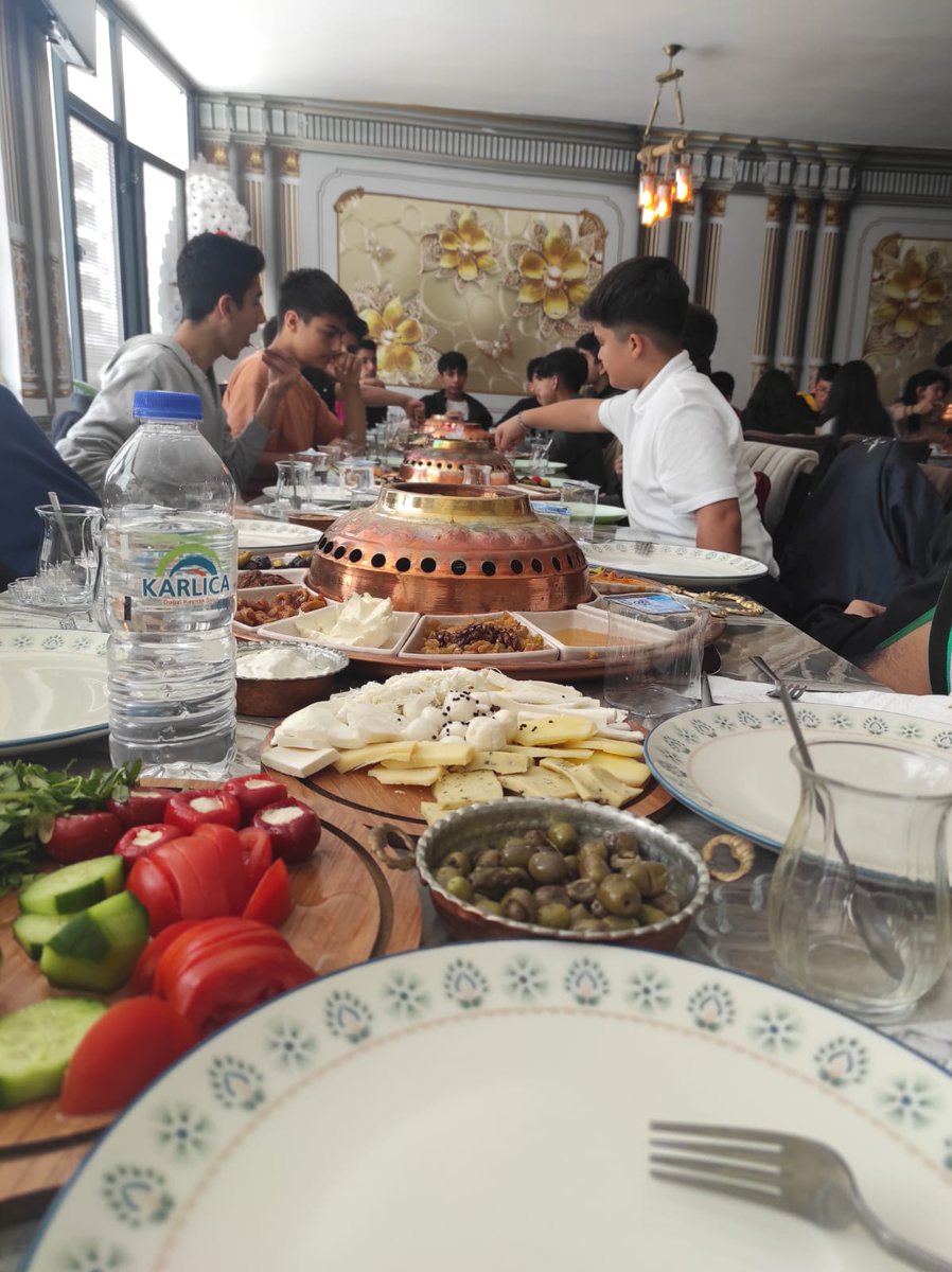 8.Sınıf öğrencilerimiz kahvaltı programında moral depoladılar. Emeği geçen Türkçe öğretmenimiz Ayşe KONAÇ'a teşekkür ederiz.