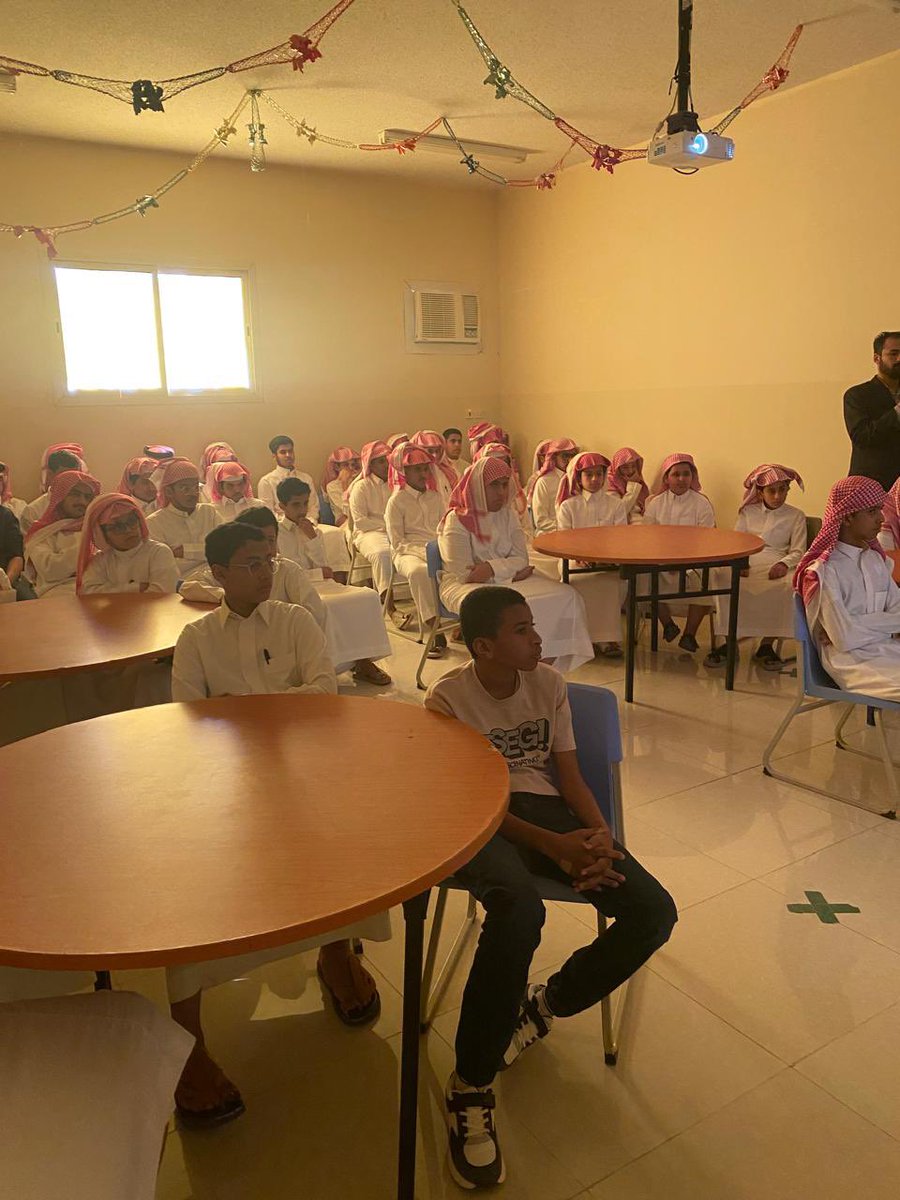 Almored_schools's tweet photo. تتقدم مدارس المورد الاهلية للمرحلة المتوسطة والثانويه بشكر والتقدير لمدير مركز خدمات التربية الخاصة الأخصائي النفسي أ/شري فهد العضياني لقيامه بعمل ورشة عمل بعنوان (الرهاب الاجتماعي) أسبابه-اعراضه-طرق علاجه) لطلاب المدرسة https://t.co/sZNTJqz8Q7
