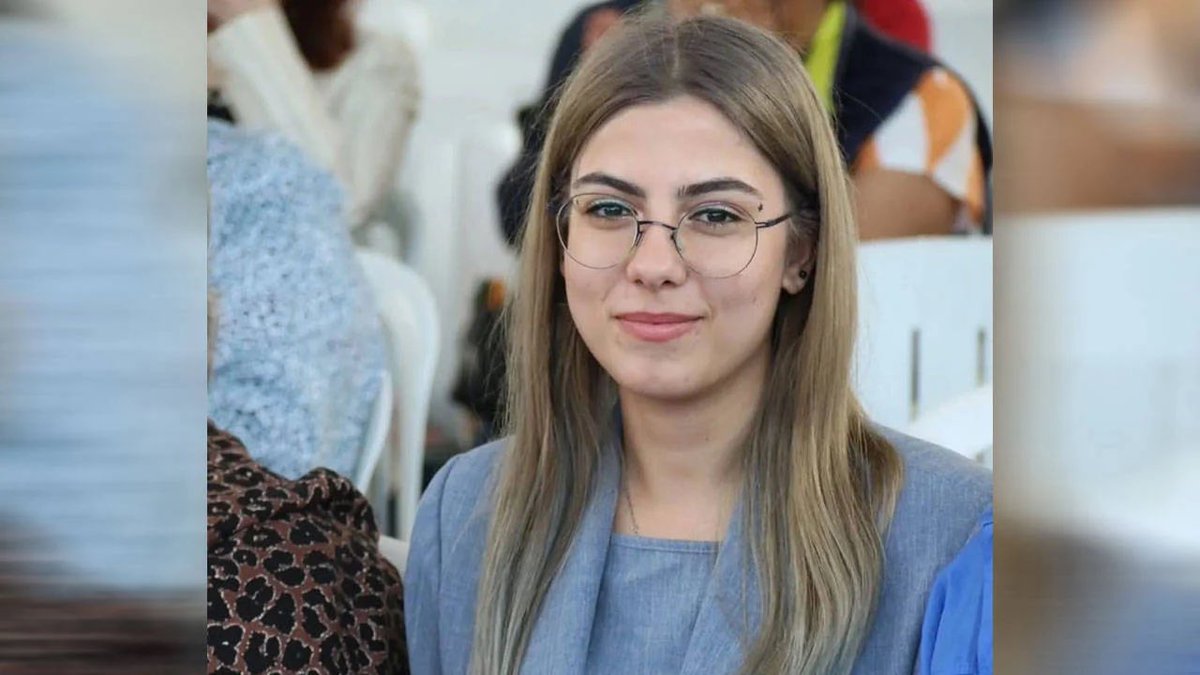 avkapanan3's tweet photo. Esila 22 yaşında pırıl pırıl bir üniversite öğrencisi. 9 Nisan’dan beri cezaevinde tutuklu.

Kronik kalp ve kronik böbrek hastası. Cezaevi şartları Esila için hiç iyi değil. Hatta bugün hastaneye gitmesini bekliyoruz.

Kendisi sosyal medyada sesinin duyurulmasını istiyor. Adaletsizliğe Susma.

Pırıl pırıl kardeşimiz Esila bir an evvel tahliye edilmeli! #EsilaİçinAdalet