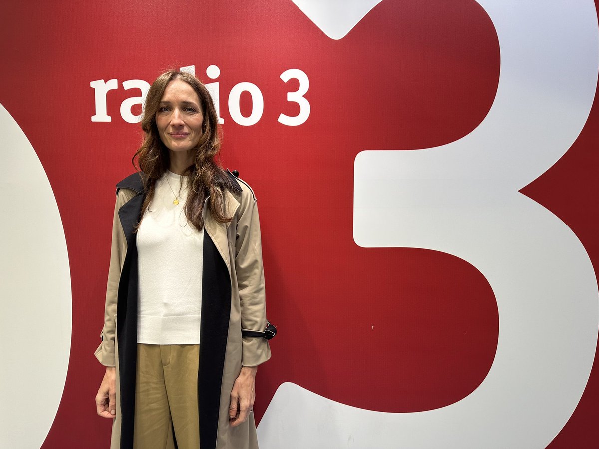 Ya está con nosotros <a href="/AnaAsensio1/">Ana Asensio</a>, directora y guionista de la película recién estrenada 'La niña de la cabra'  <a href="/Avaloncine/">Avalon</a>  🎞️

El film nos cuenta la historia de Elena, una niña de ocho años, que afronta la reciente pérdida de su abuela mientras se prepara para hacer la Comunión