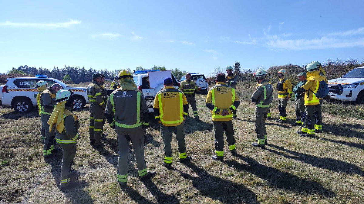 As semanas pasadas iniciamos distintos #adestramentos en #comunicacións, #XeocodeLite e #SEMOP. Isto compleméntase con #simulacros de incendios nivel B e C (ás veces feitos de forma simultánea coas queimas prescritas). Ista é unha forma de estar preparados para os #IIFF