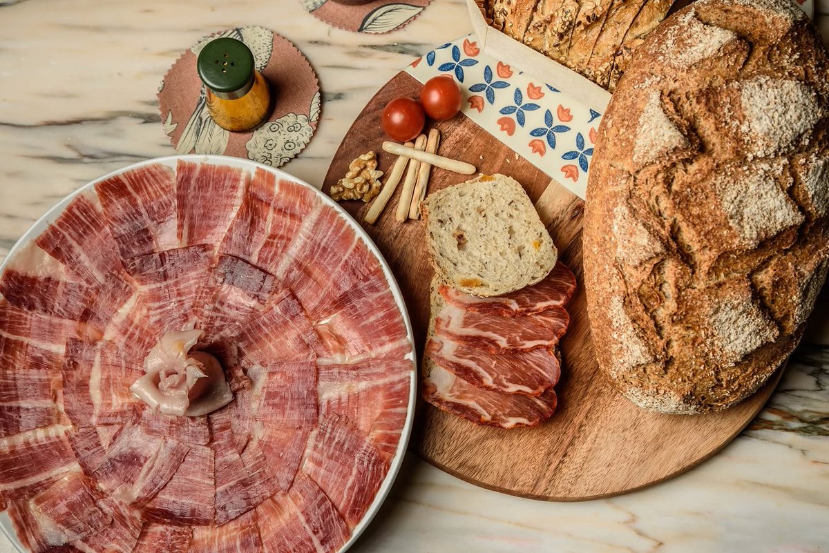 Los #planes más sencillos son los mejores ✨🤗... por eso estamos deseando empezar estos días #festivos y reencontrarnos con los amigos mientras disfrutamos de este riquísimo #picoteo ibérico 🤤 acortar.link/gFu2hF