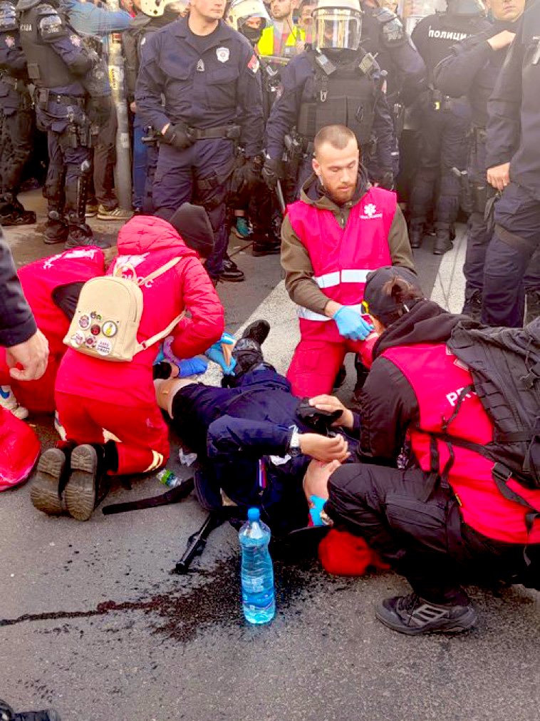 Studenti medicine, učesnici protesta pružaju prvu pomoć policajcu koji se onesvestio dok su se on i njegove kolege gurale sa njima.
Njih vlast naziva “teroristima”? I na njih šalje žandarmeriju?!