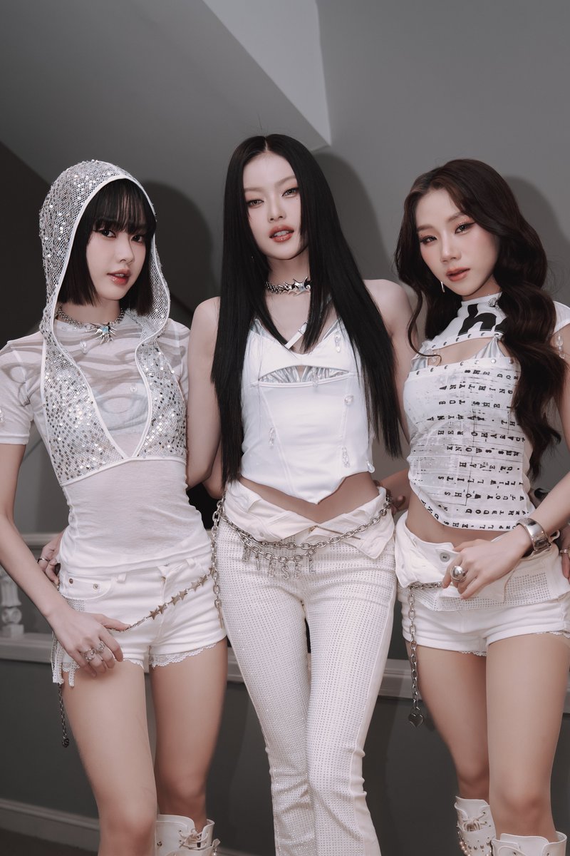 PIXXIEofficial_'s tweet photo. 𝑃𝑖𝑋𝑋𝑖𝐸 🤍🫧
#PiXXiE #smld
#Summerland2025
#Summerland2025xPiXXiE https://t.co/Mr1sar1MRv