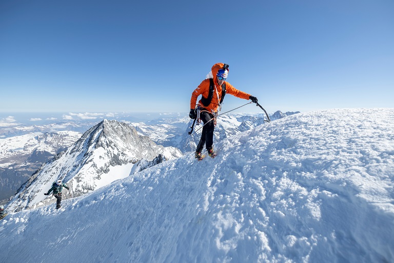 TerritorioTrail's tweet photo. Cumbre en el Eiger, el Mönch y el Jungfrau en quince horas | El alpinista suizo Nicolas Hojac y su compañero austriaco Philipp Brugger han establecido un nuevo récord de velocidad en los Alpes suizos, completando una de las hazañas de resistencia más legendarias del alpinismo: escalar las caras norte del Eiger, Mönch y Jungfrau en sólo 15 horas y 30 minutos. Mejora en 9 horas el récord de Ueli Steck y Stephan Siegrist en 2004.
https://t.co/QNluvROvkf