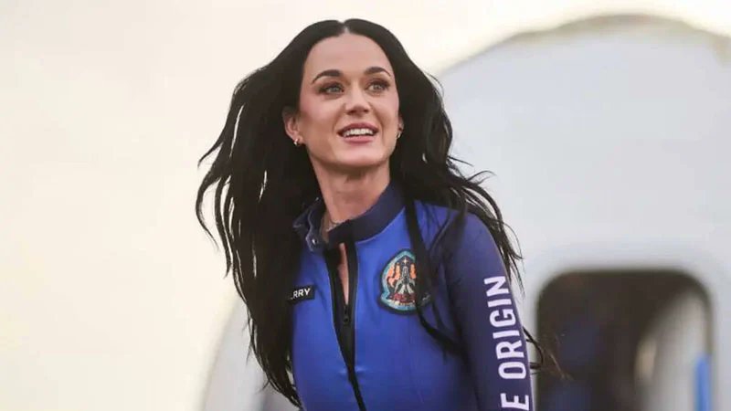 ১০ মিনিটে মহাকাশ ভ্রমণ করে এলেন কেটি পেরি