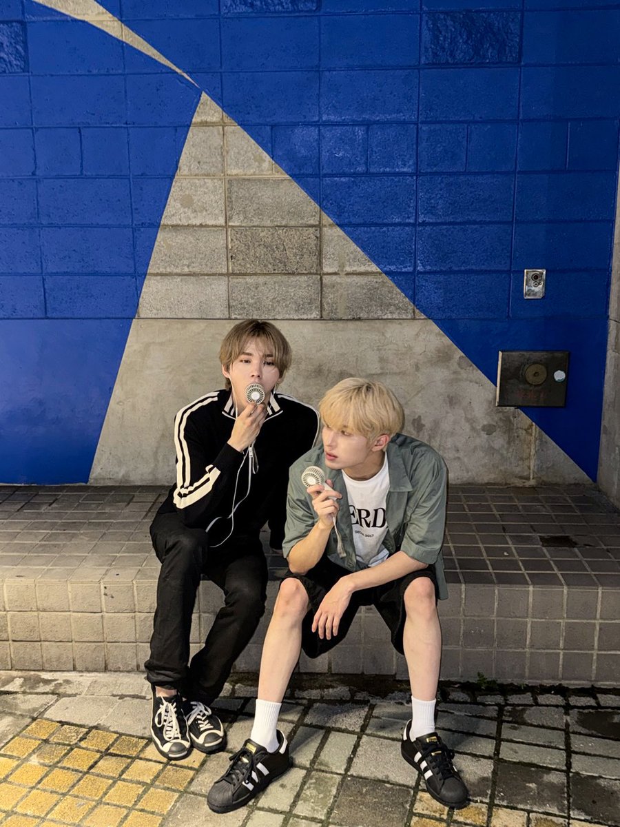 WHIB_ON's tweet photo. 범이 형 생일 축하해요!!!🎉
요즘 나 재밌게 해줘서 너무 고맙고ㅋㅋㅋㅋ생일인 만큼 평소보다 더 행복한 하루 보내!!!의외로 형이 내 폰으로 찍은 셀카는 있는데 같이 찍은 (잘 나온) 셀카가 없넼ㅋㅋㅋ내년 형 생일 되기 전까지 나랑 셀카 많이 찍자! 아프지말고 항상 파이팅!!!

#WHIB #UGEON https://t.co/H1SaSgFH7S
