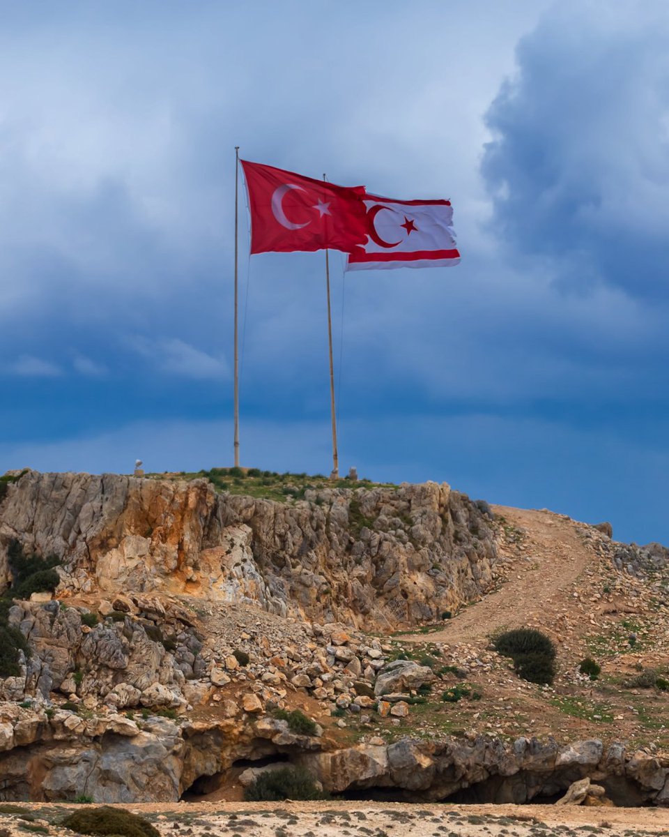 benguturktv's tweet photo. BENİM İKİ BAYRAĞIM VAR!
Biri yurdumun tapusu, 
Biri kan bedelim haktır...  

Benim iki bayrağım var, 
Birisi gönül yarası, 
Biri tükenmeyen aşktır!

KIBRIS TÜRK'TÜR, TÜRK KALACAK !
