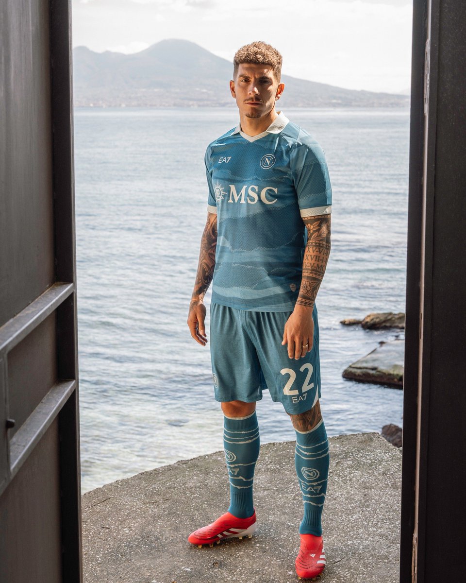 __MaxMaillots's tweet photo. 🇮🇹 Le maillot Partenope du Napoli, en édition spéciale EA7, rend hommage aux 2 500 ans de la ville. 🌊 

Disponible très bientôt sur le site ! https://t.co/QdImVlOs0g