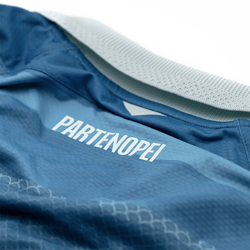 __MaxMaillots's tweet photo. 🇮🇹 Le maillot Partenope du Napoli, en édition spéciale EA7, rend hommage aux 2 500 ans de la ville. 🌊 

Disponible très bientôt sur le site ! https://t.co/QdImVlOs0g
