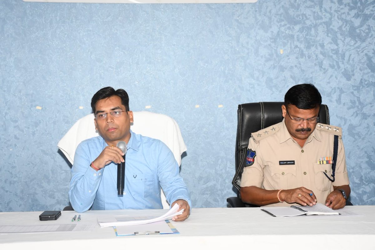 SPNARAYANPET's tweet photo. #SP_YogeshGoutam_IPS held a meeting with the #Dial_100_Police personnel (Blue Coats) and said that when Dial 100 calls are received, they should respond promptly and provide justice to the victims. The SP said that the Blue Coats personnel are crucial in maintaining law & order. https://t.co/2iRPFeZ6lE