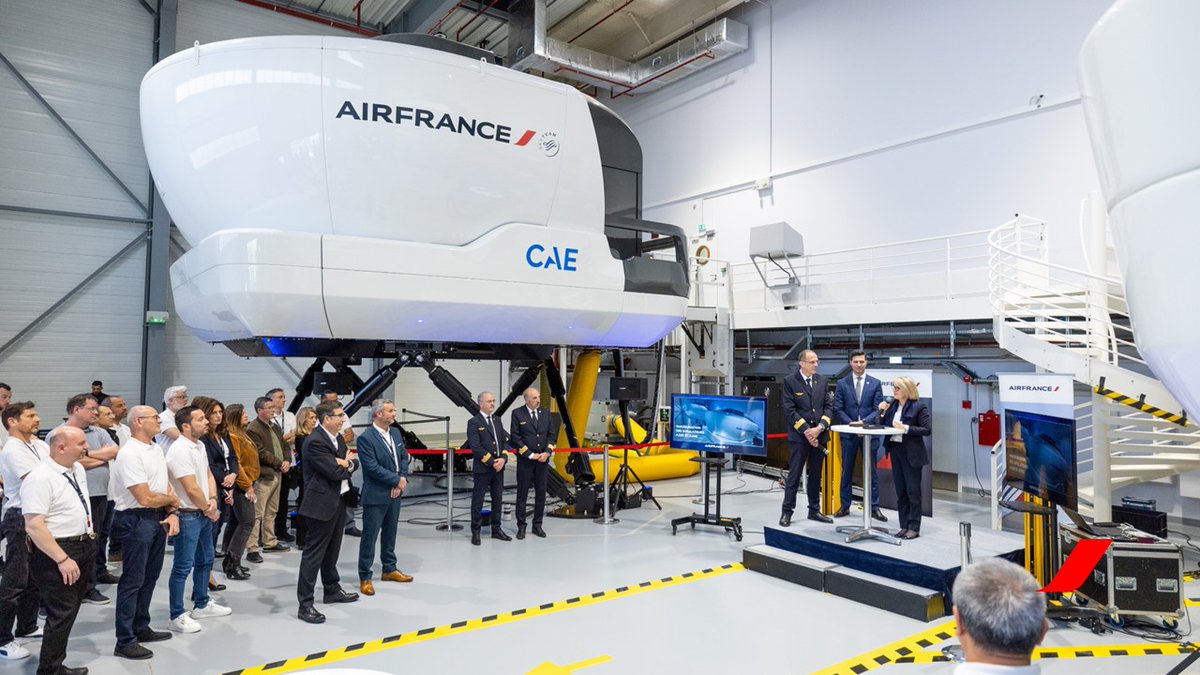Cette semaine, #AirFrance a inauguré 2 nouveaux simulateurs de vol dans son centre de formation des pilotes à #ParisCDG. Ces concentrés de technologie permettront de répondre aux besoins de formation des pilotes et soutiennent la stratégie de renouvellement de la flotte.