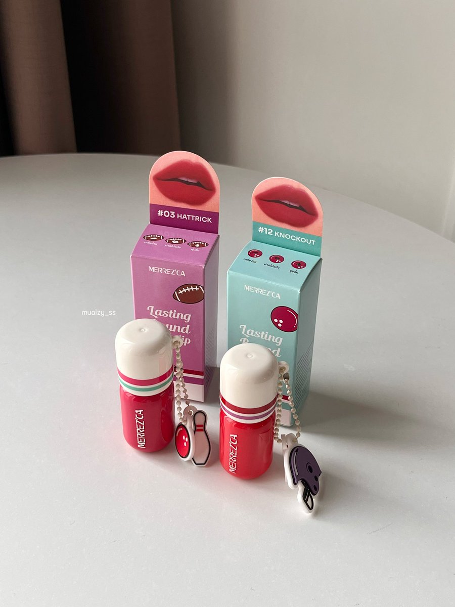muaizy_ss's tweet image. น่ารักอ่ะ ลิปตัวใหม่ของ Merrezca มีจี้ห้อยเป็นพวกกีฬาต่างๆ เนื้อเป็นลิปอควา ฟีลเหมือนทาติ้นพอเบลนแล้วเนื้อคล้ายซาติน เนื้อเบามากกก เพิ่งเคยใช้ลิปเนื้อแบบนี้เลย ไม่ตกร่องด้วย ทำได้งายยย ~ #merrezca #ใช้ดีบอกต่อ