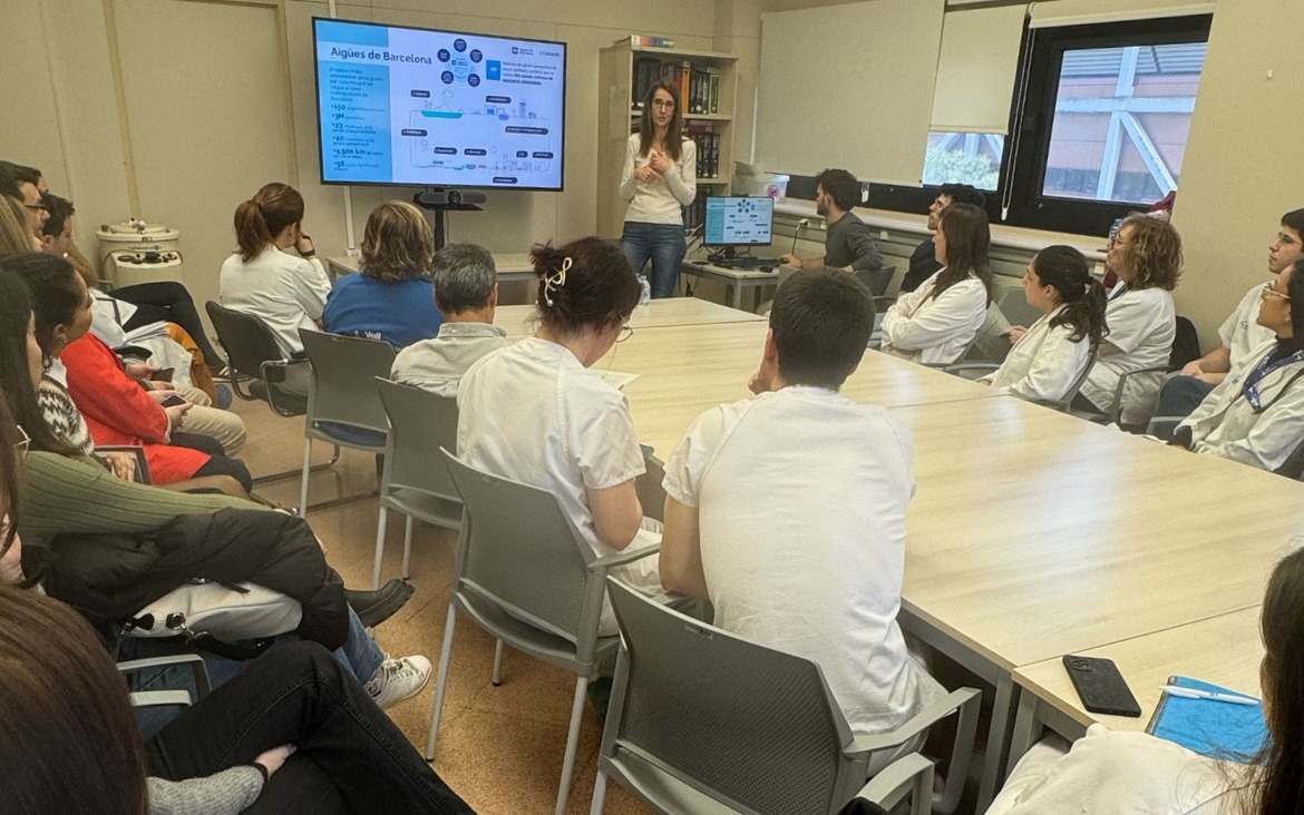 aiguesbcnclient's tweet image. La nostra companya Belén Galofré, cap de Microbiologia, va presentar amb tècnics de @Cetaqua el projecte #Observe i el sistema #CitySentinel a l’equip de Microbiologia de l’Hospital @VallHebron 

Analitzar l’aigua ens serveix per entendre millor la salut de la població.