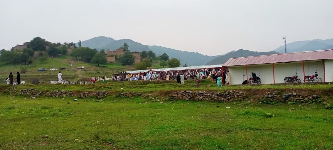 The only market in the Badar area of Upper Waziristan closed by security forces. Clear efforts underway to evacuate ex-fata especially resource rich #Waziristan. The region is being kept as "no go zone" &amp; its pinenuts/ oaks forests ecosystem destroyed by excessive militarization.