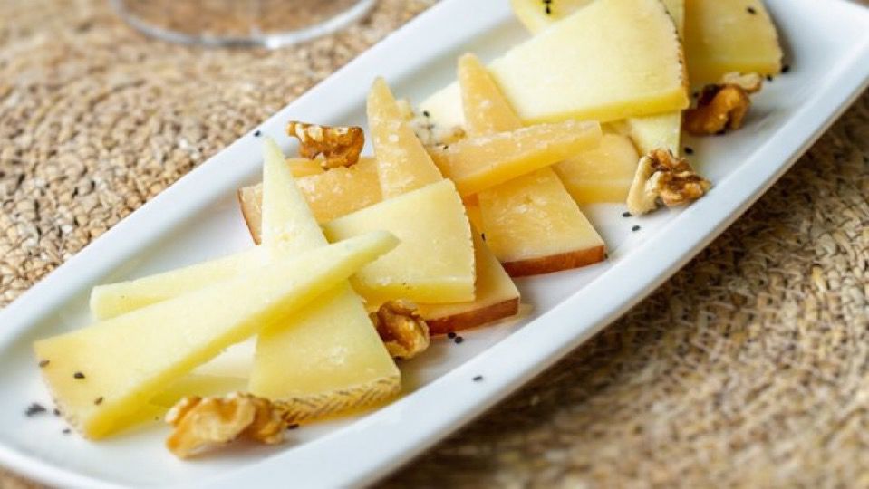 Queso Zamorano: a flavor with centuries of history. Made from raw milk of churra and castellana sheep, this cured cheese is known for its intense taste. 🐑
Have you tried it?

#SpainGastronomy #Zamora
<a href="/CyLEsVida/">Turismo Castilla y León</a>