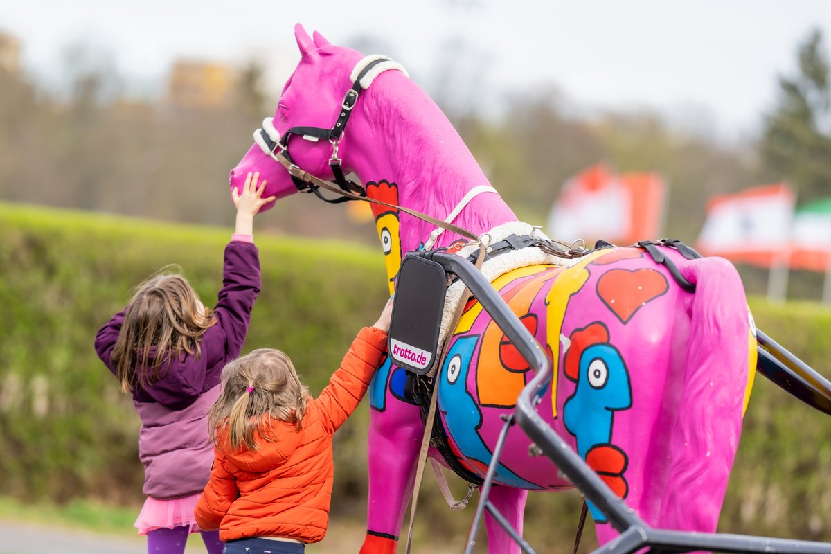 Karfreitag - spannender Trabrennsport und vieles für die Kids auf der Trabrennbahn Mariendorf! Ponyreiten, Kinderschminken, Basteln, Hüpfburgen alles kostenlos für die Kids! Eintritt 10,00 Euro, Kinder bis 18 sind frei. #karfreitag #trabrennbahn #mariendorf #tempelhof #ostern