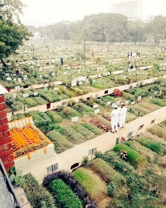 জীবন খুবই সুন্দর  তাই'না!
তুমি কিছুই নিয়ে আসোনি, তোমার ভাগ্যে কি আছে কিছুই জানো না! তার পরেও তুমি সব কিছুই জন্য লড়াই করো!
অতঃপর সব কিছু  ছেড়ে কিছুই  না নিয়ে দুনিয়া ছেড়ে যাও।