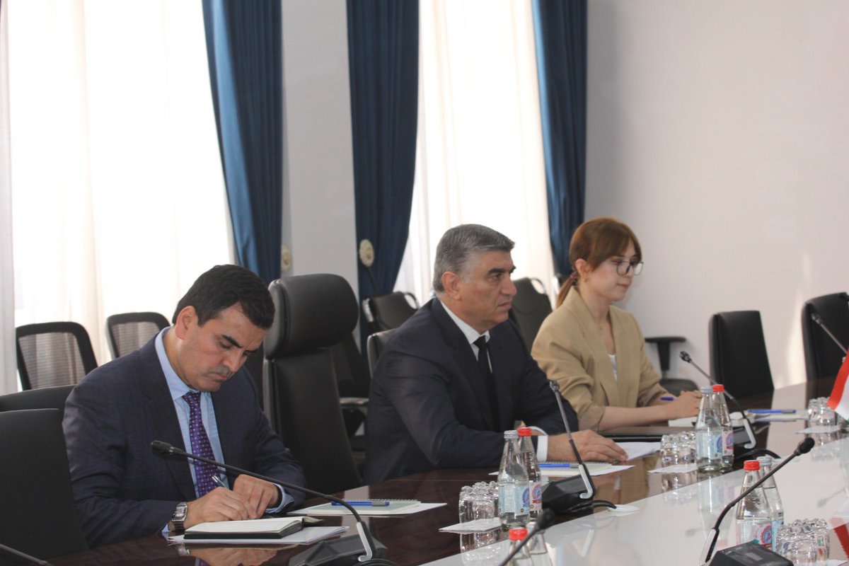 Сафир Микаллер генерал-лейтенант Ҳабибулло Воҳидзодаро ба муносибати таъйин шудан ба вазифаи Прокурори генералӣ, табрик намуд.  Онҳо масоили рушди соҳаҳои мавриди таваҷҷуҳи тарафайнро баррасӣ карданд, то Иёлоти Муттаҳида ва Тоҷикистонро амнтар, қавитар ва шукуфонтар гардонанд.