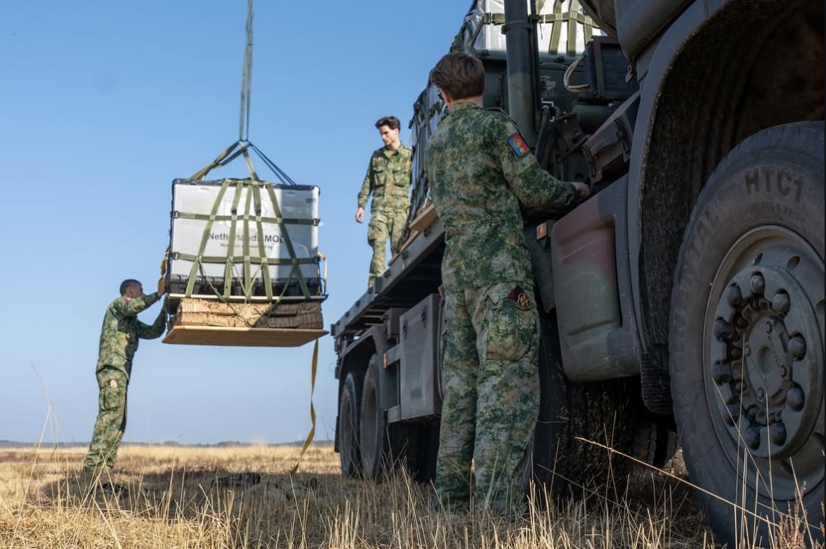 Air Mobility Command 🤝 11 Luchtmobiele Brigade
Orange Bull was een mooi voorbeeld van onze nauwe samenwerking. Zij bereiden vracht voor, verkennen dropzones en leveren parachutisten. Wij leveren tactisch luchttransport om de vracht en parachutisten veilig op de grond te krijgen.