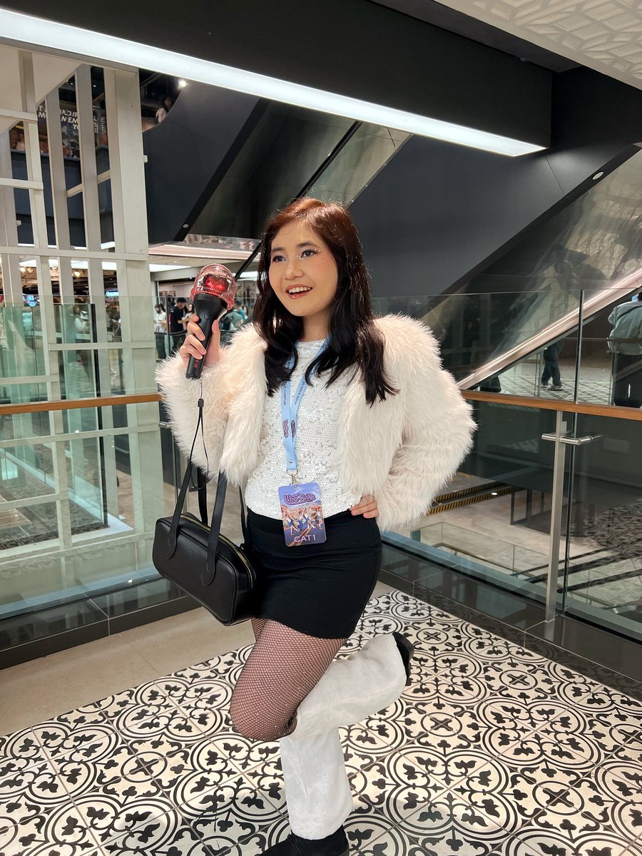 ZaraKayangan_'s tweet photo. Shout-out to @jzwo3o for scoring a Kiss of Life concert ticket for me... With a sweet surprise too! I got to meet them in person and interacted with them a bit.

Thank you, Rina! Will definitely repeat your service again for the upcoming concerts. ❤️ #rinats_feedbacks https://t.co/xdAcmxc3UJ