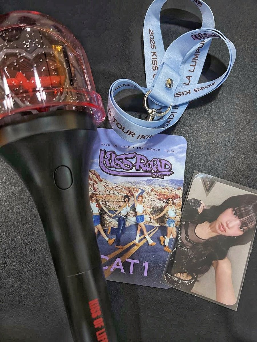 ZaraKayangan_'s tweet photo. Shout-out to @jzwo3o for scoring a Kiss of Life concert ticket for me... With a sweet surprise too! I got to meet them in person and interacted with them a bit.

Thank you, Rina! Will definitely repeat your service again for the upcoming concerts. ❤️ #rinats_feedbacks https://t.co/xdAcmxc3UJ