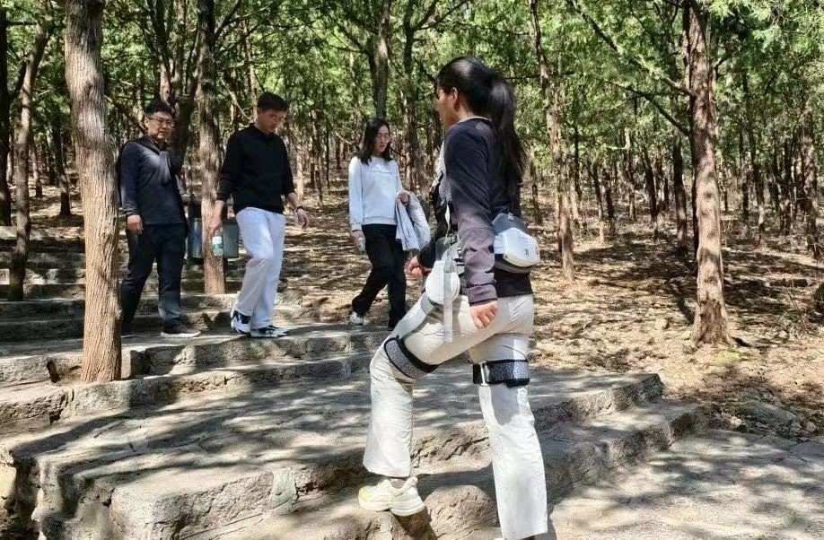 VoiceofPD's tweet image. Wearable robotics bring a high-tech edge to hiking in China

With crisp spring air and sun-drenched skies drawing crowds into the mountains, many hikers across #China are finding that their treks now come with a new companion: cutting-edge #roboticassistance.

High above the…